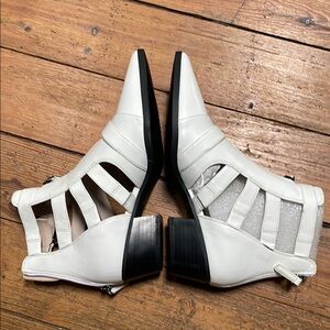 Super sassy White Women's Nine West western boot